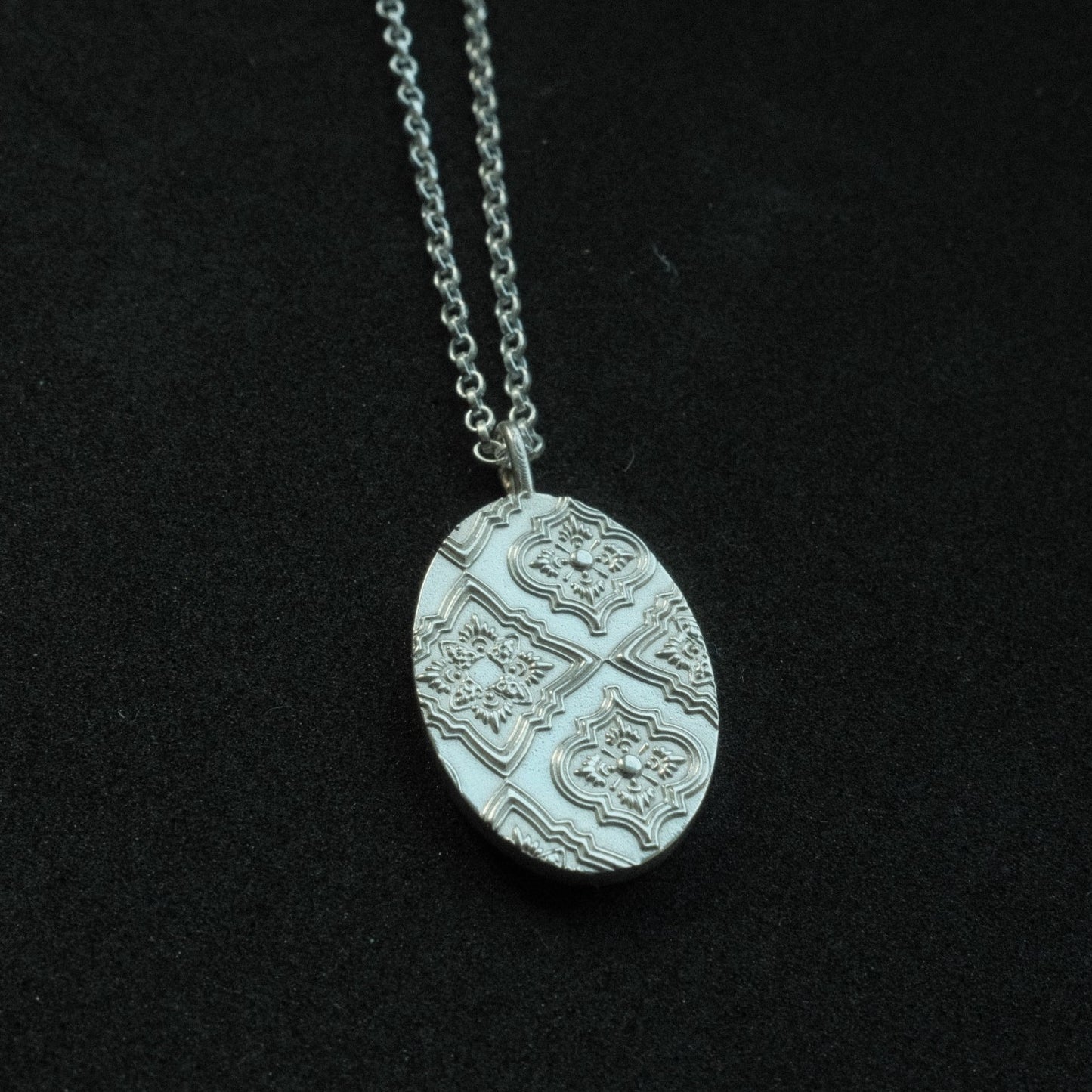 Motif Oval Necklace